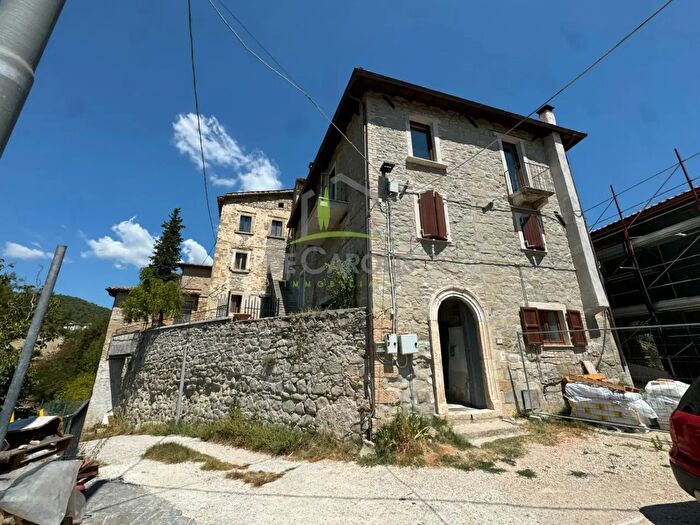 Appartamento con 5 locali in vendita in Fne Casebianche, Roccafluvione