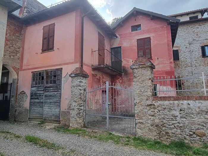 Casa quadrilocale in vendita in Via Roma Castelletto dOrba, Castelletto DOrba
