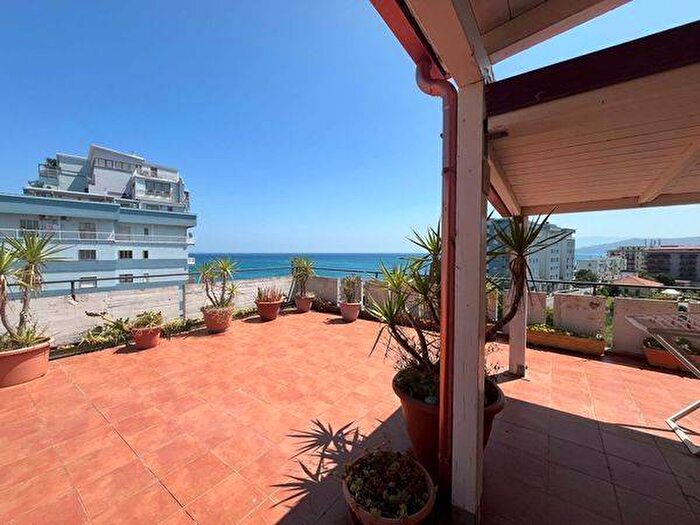 Casa quadrilocale in affitto in Viale Crotone, Catanzaro Lido, Catanzaro