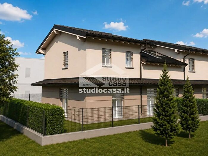 Casa quadrilocale in vendita in Via Salgari, Caravaggio