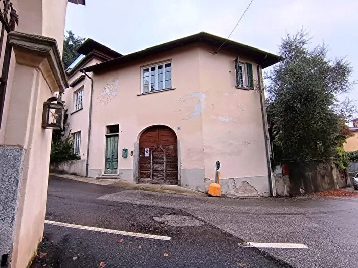 Casa con 15 locali in vendita in Via Indipendenza, Besozzo