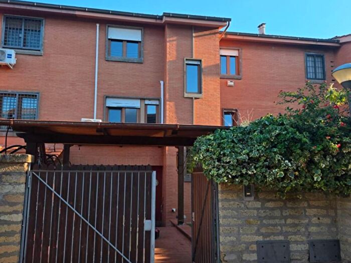 Casa con 6 locali in affitto in Via Fanocle, Axa, Roma