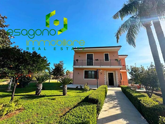Casa con 6 locali in vendita in Via Pietro Fillioley, Siracusa