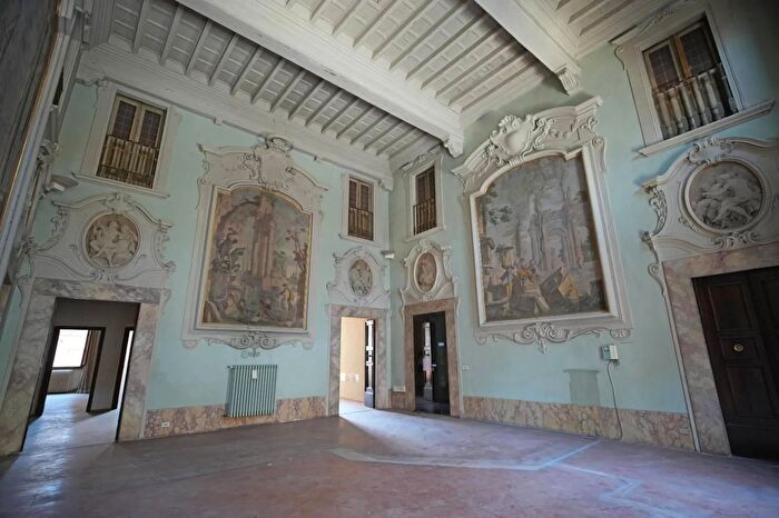 Appartamento con 6 locali in vendita in Pistoia, Pistoia