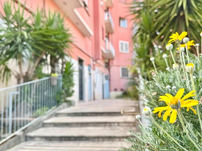 Appartamento trilocale in vendita in Via Nisida, Roma