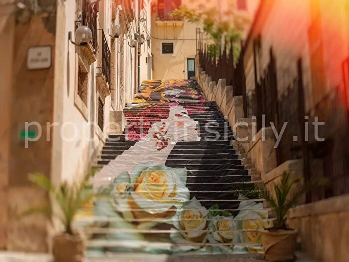 Appartamento con 6 locali in vendita in Via Roma, Noto