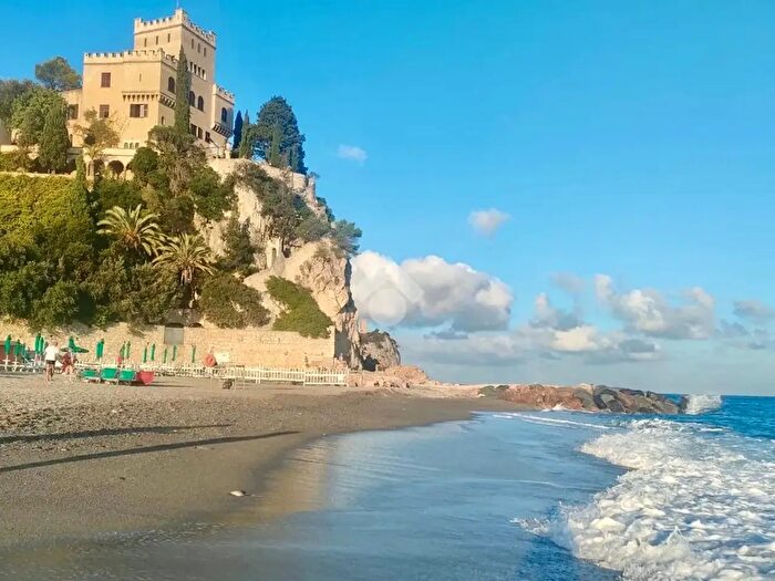 Appartamento trilocale in vendita in Via al Santuario, Finale Ligure