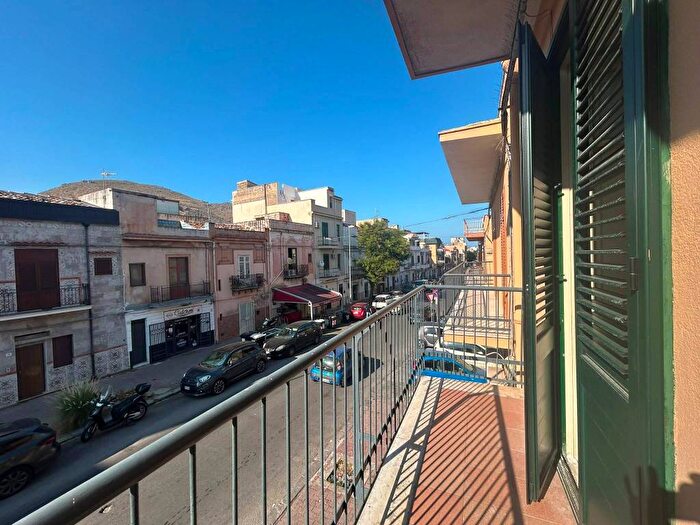 Appartamento trilocale in affitto in Via Lorenzo Iandolino, Partanna, Palermo