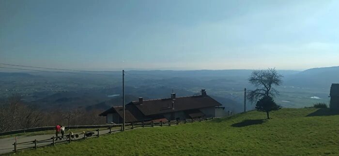 Casa con 8 locali in vendita in Via Pian, Andrate