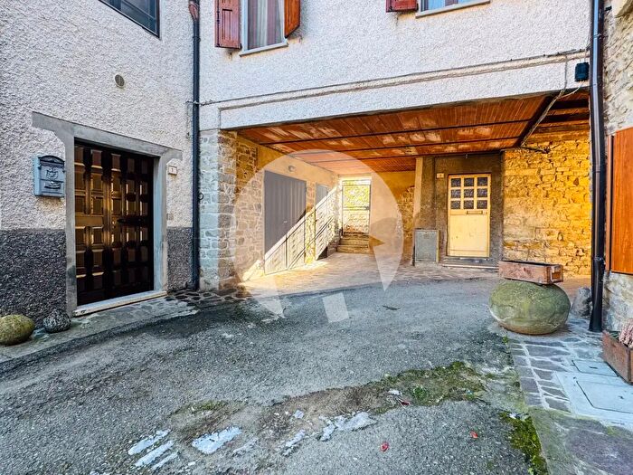 Casa con 10 locali in vendita in Vicolo Baroni, Toano