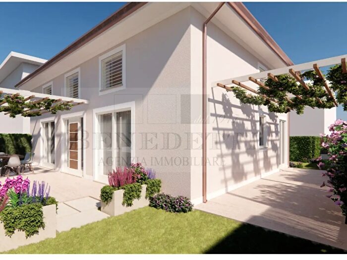 Casa con 8 locali in vendita in Via Concordia, Pietrasanta