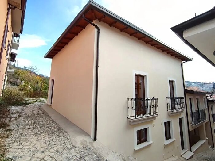 Casa con 5 locali in vendita in Via Tonale Snc, L'Aquila