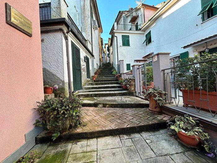 Appartamento quadrilocale in vendita in Follo