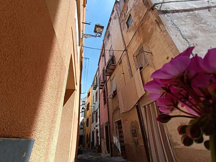 Casa con 12 locali in vendita in Via Bulvaris, Bosa