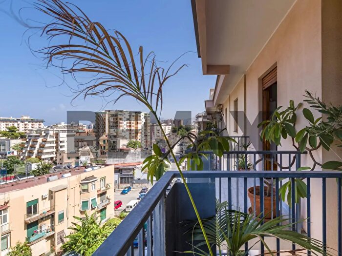 Appartamento con 6 locali in vendita in Via Principe di Palagonia, Palermo
