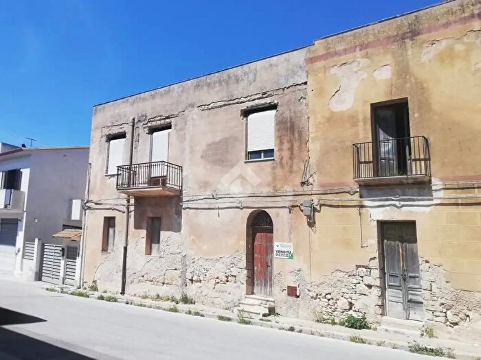 Casa con 8 locali in vendita in Via Simone Catalano, Valderice