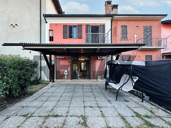 Casa con 5 locali in vendita in Busnago