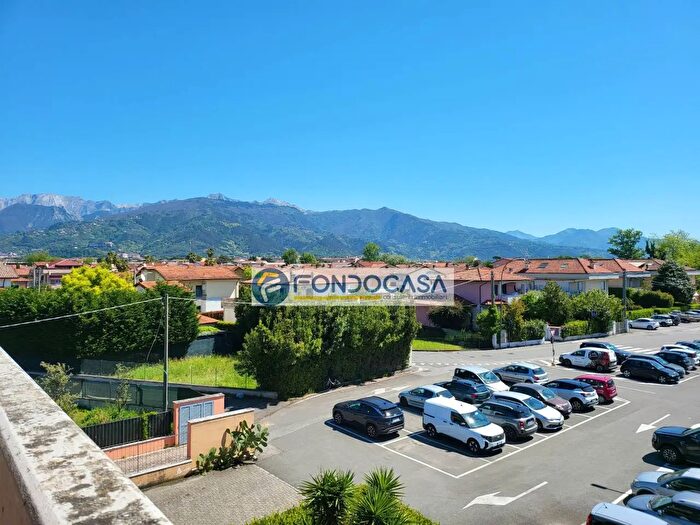 Appartamento trilocale in vendita in Via Treviso, Massa