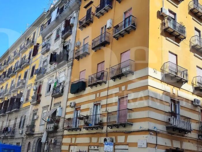 Appartamento trilocale in vendita in Via Torino, Napoli