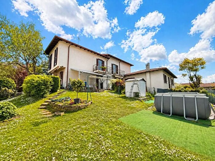 Casa quadrilocale in vendita in Via Isonzo, Usmate Velate
