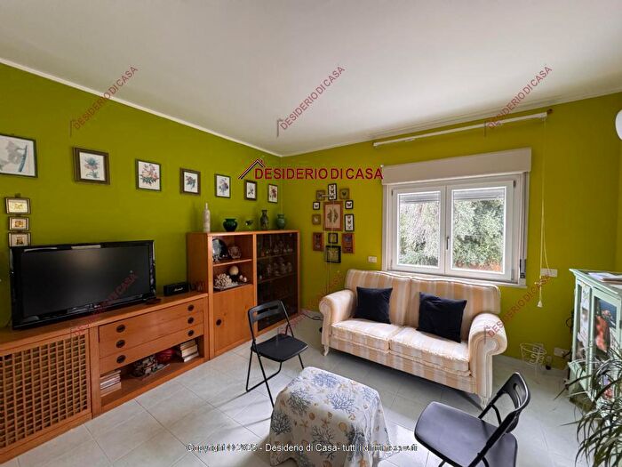 Appartamento trilocale in vendita in Santo Stefano Di Camastra