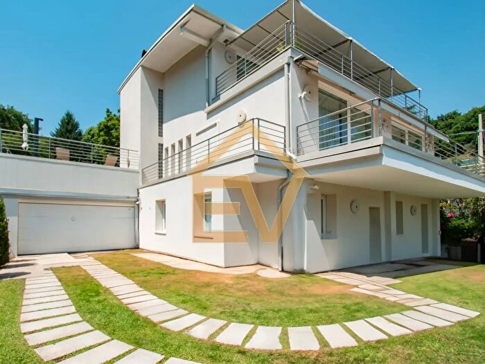 Casa con 8 locali in vendita in Via Bocca di Croce, Salo'