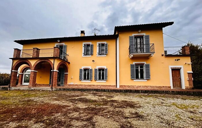 Casa con 9 locali in vendita in Alessandria