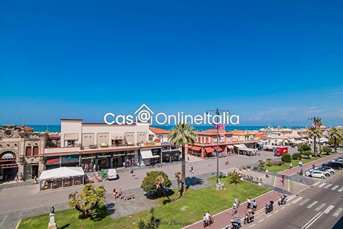 Appartamento con 8 locali in vendita in Viale Manin, Viareggio