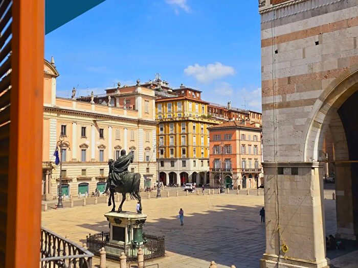 Appartamento con 8 locali in vendita in Piazza Cavalli, Piacenza