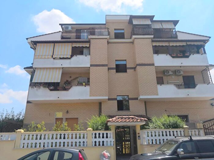 Appartamento trilocale in vendita in Via Ortucchio, Roma