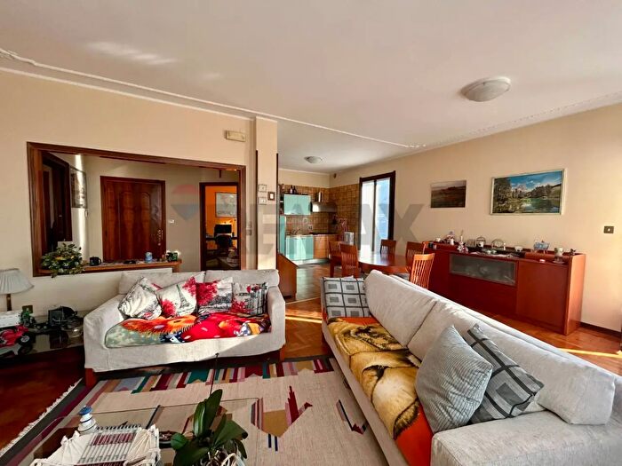 Appartamento trilocale in vendita in Costa Volpino