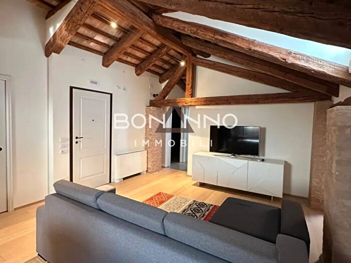 Appartamento trilocale in affitto in Piazza dallArmi, Montebelluna