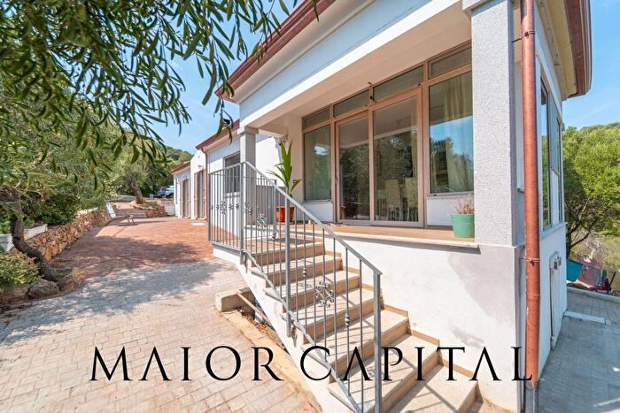Casa con 10 locali in vendita in Borgo Stazzu Brusgiatu, San Teodoro