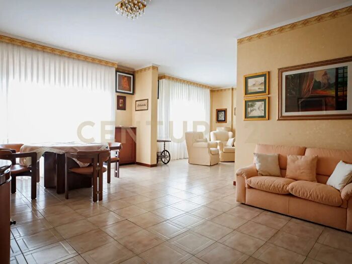 Appartamento quadrilocale in vendita in Via Tazio Nuvolari, Roma