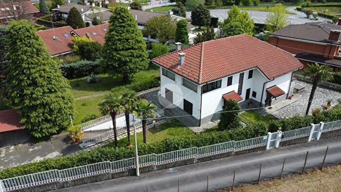 Casa con 10 locali in vendita in Via ° Maggio, Rivoli