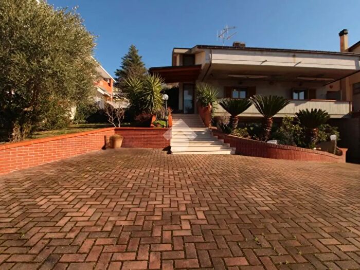 Casa con 5 locali in vendita in Via Renato Balzarini, Teramo