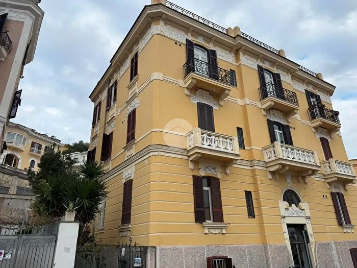 Appartamento trilocale in vendita in Via Tasso, Napoli