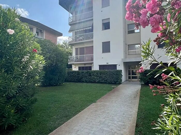 Appartamento con 7 locali in vendita in Camaiore