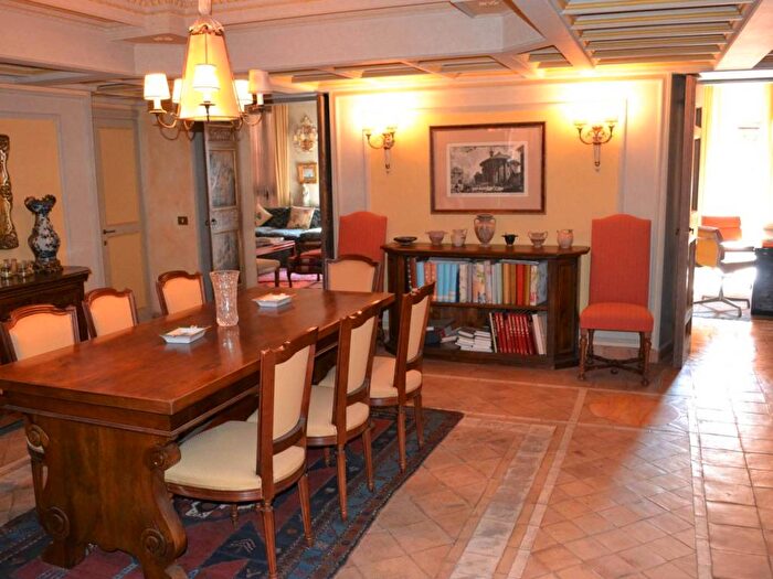 Casa quadrilocale in affitto in Piazza Mattei, Largo Argentina, Roma
