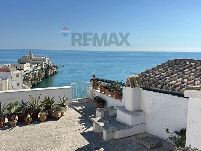 Appartamento con 9 locali in vendita in Via Judeca, Vieste