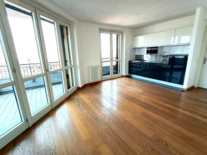 Casa trilocale in affitto in Via Gerolamo Tiraboschi, Porta Romana Medaglie dOro, Milano