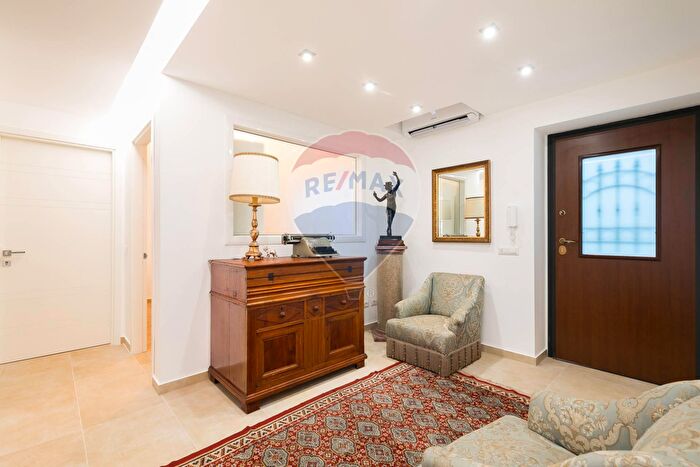 Appartamento con 9 locali in vendita in Via Pietro Ferrigni, Roma