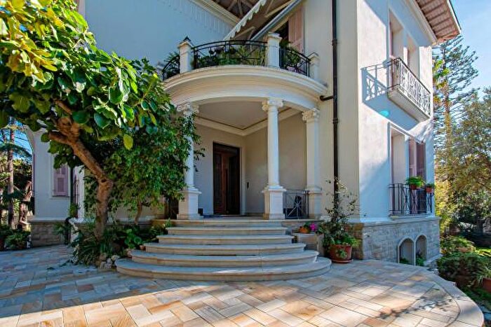 Appartamento con 6 locali in vendita in Via Regina Margherita, Bordighera