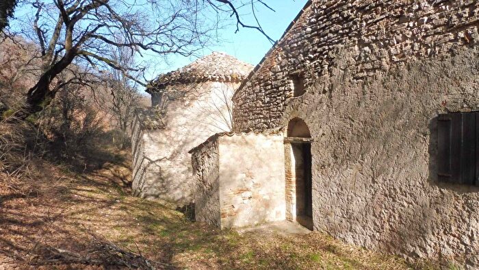 Casa con 8 locali in vendita in San Severino Marche