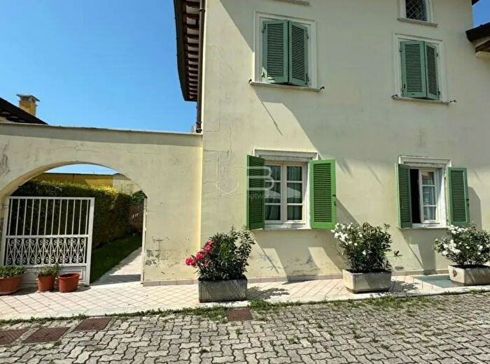 Casa con 7 locali in vendita in Seravezza