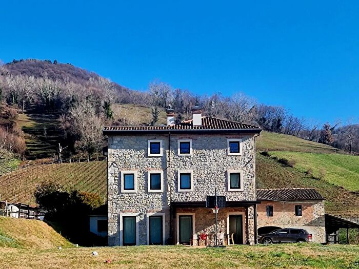Casa con 8 locali in vendita in Vittorio Veneto