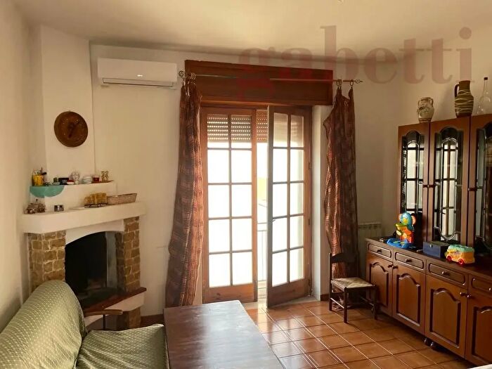 Casa con 10 locali in vendita in Via Leonardo da Vinci, Spongano