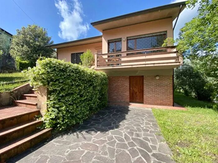 Casa con 6 locali in vendita in Via della Chiesa X, Lucca