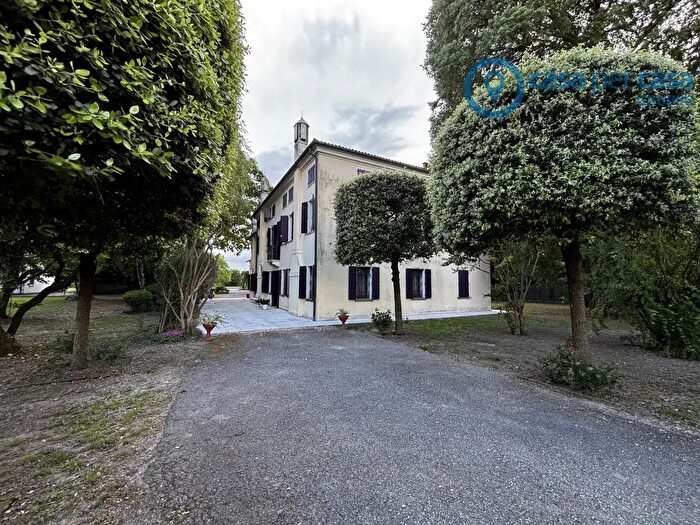 Casa con 6 locali in vendita in Boara Pisani