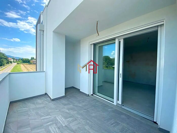 Appartamento quadrilocale in vendita in Via Modena Snc, Colle Umberto